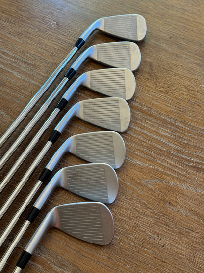 Mizuno JPX 925 Hot Metal Pro Iron Set (4-PW) / Dynamic Gold 120 S300 shafts (stiff)