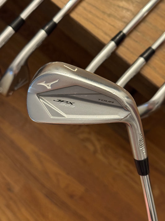Mizuno JPX 923 Tour Iron Set (4-PW) / Dynamic Gold S300 shafts (stiff)