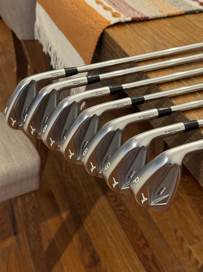 Mizuno JPX 923 Tour Iron Set (4-PW) / Dynamic Gold S300 shafts Stiff