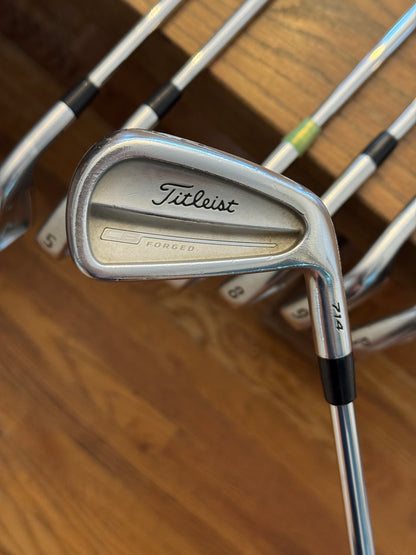 Titleist 714 CB Iron Set (4-PW) / Dynamic Gold S400 shafts (stiff)
