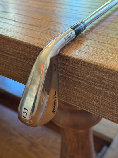 Mizuno Pro 225 5-iron / Dynamic Gold X100 shaft (xtra stiff)