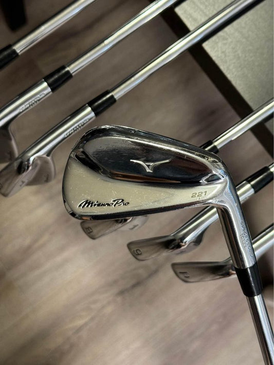 Mizuno Pro 221 Iron Set (4-PW) / Dynamic Gold X100 shafts X-Stiff