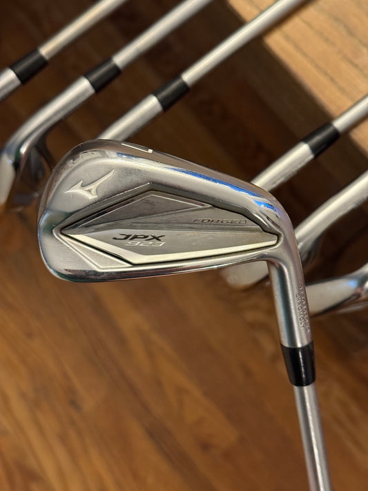 Mizuno JPX 923 Forged Iron Set (4-PW) / KBS Tour C-Taper 130X shafts (Xtra stiff)