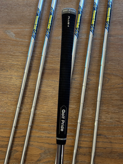 Mizuno JPX 925 Hot Metal Black Iron Set (6-GW) / Dynamic Gold MID S300 shafts (stiff)