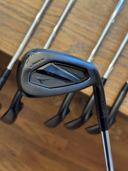 Mizuno JPX 925 Hot Metal Black Iron Set (6-GW) / Dynamic Gold MID S300 shafts (stiff)