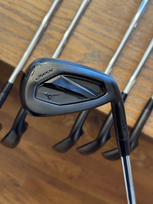 Mizuno JPX 925 Hot Metal Black Iron Set (6-GW) / Dynamic Gold MID S300 shafts (stiff)