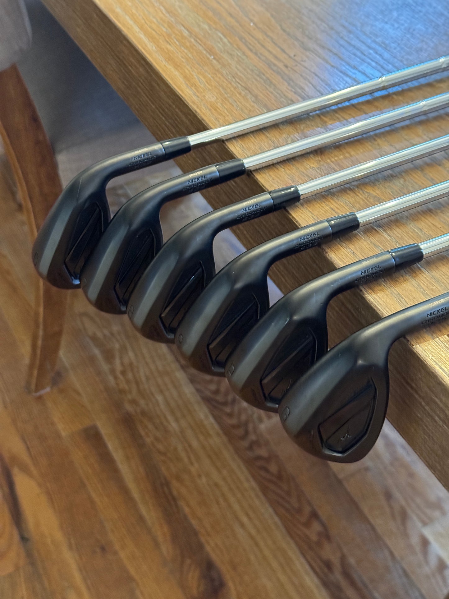 Mizuno JPX 925 Hot Metal Black Iron Set (6-GW) / Dynamic Gold MID S300 shafts (stiff)