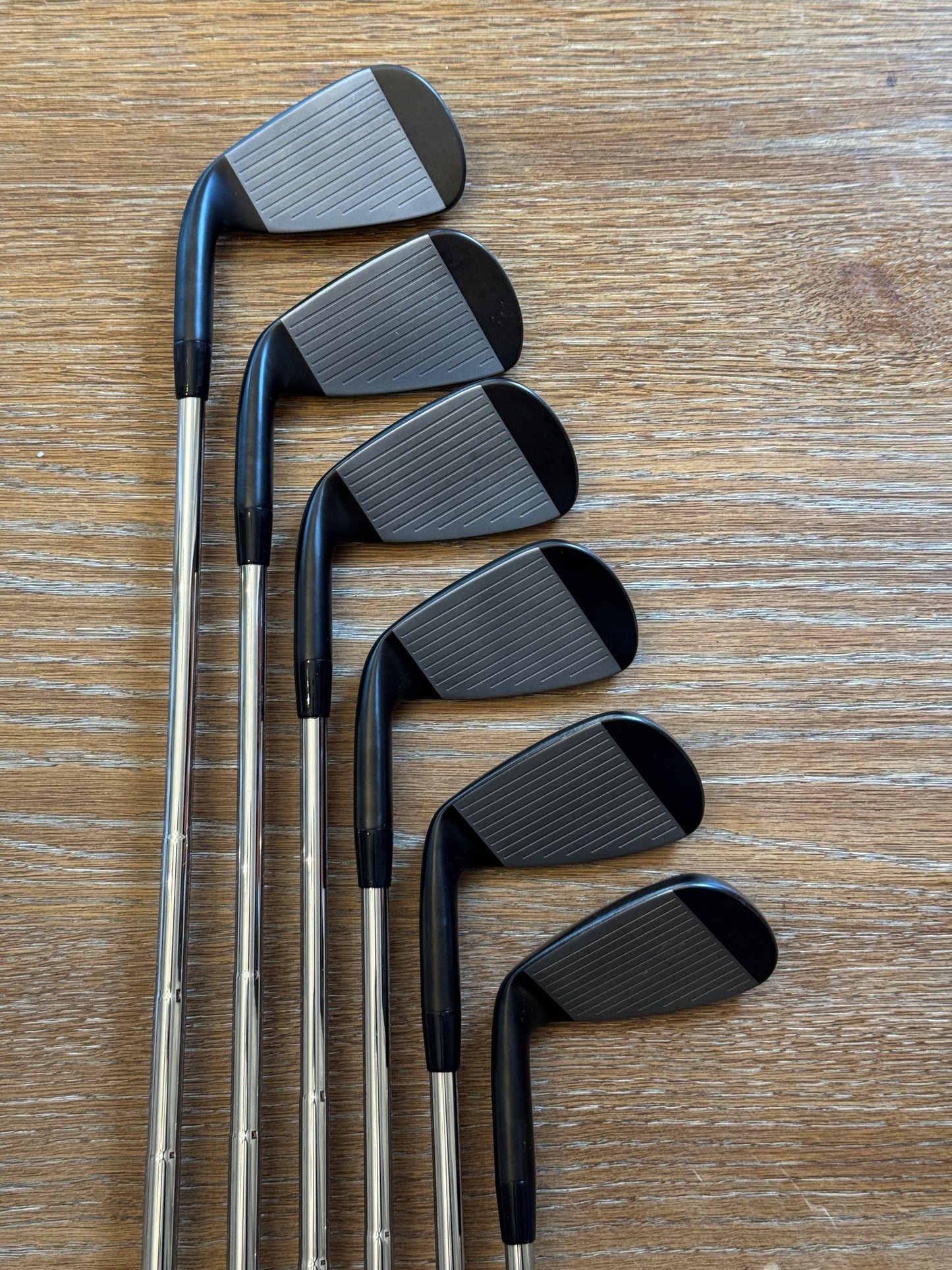 Mizuno JPX 925 Hot Metal Black Iron Set (6-GW) / Dynamic Gold MID S300 shafts (stiff)