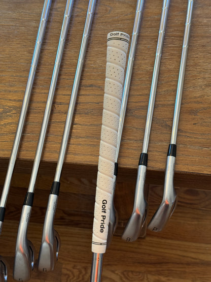 Mizuno JPX 925 Hot Metal Pro Iron Set (4-PW) / Dynamic Gold 120 S300 shafts (stiff)
