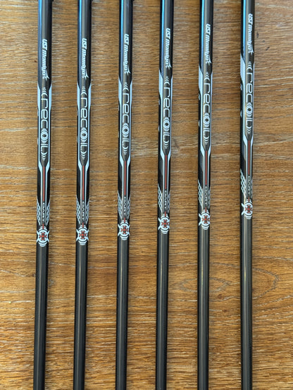 Callaway Apex 21 Iron Set (6-GW) / UST Mamiya Recoil Dart F2 75 shafts (senior)