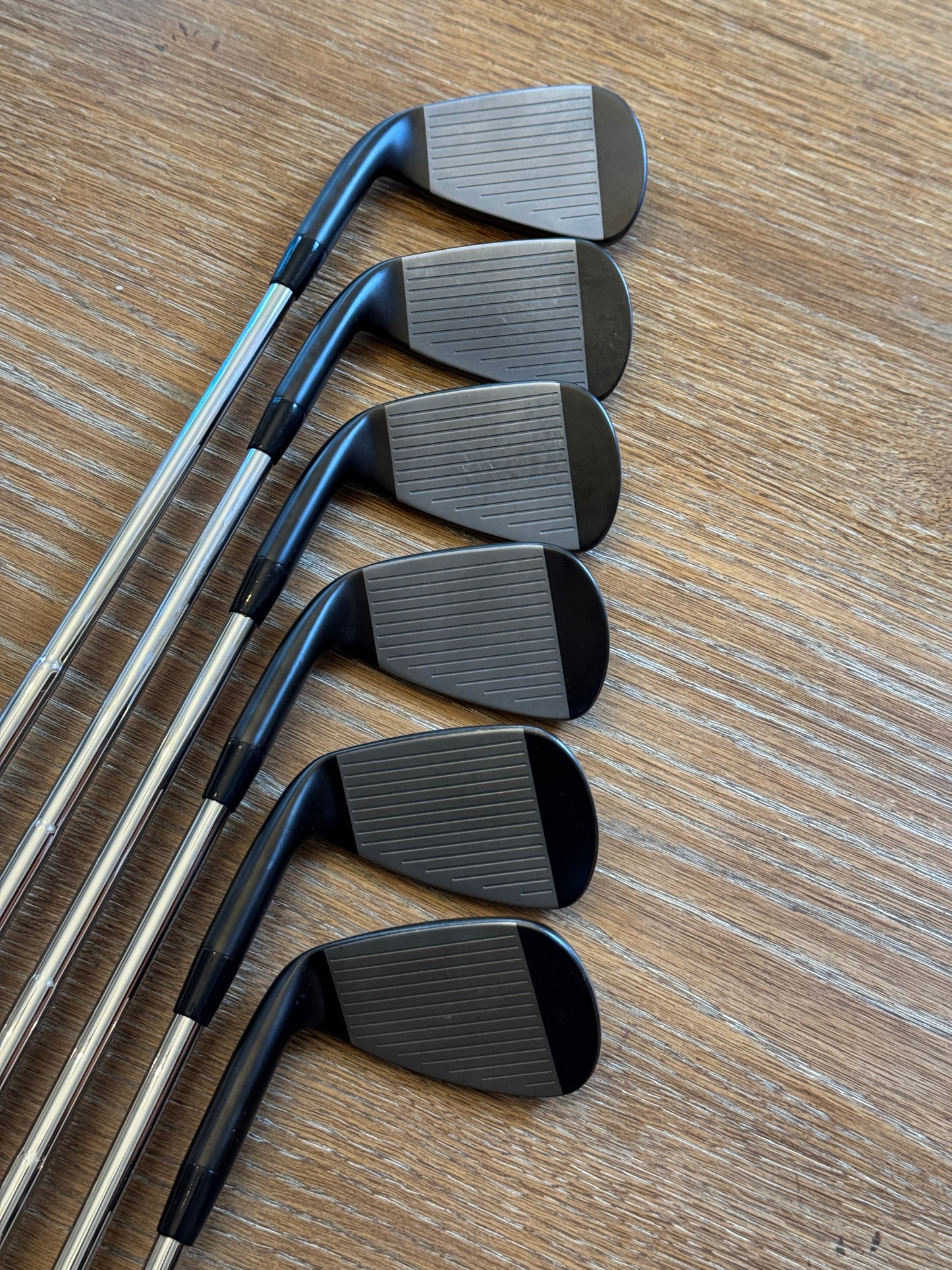 Mizuno JPX 925 Hot Metal Black Iron Set (6-GW) / Dynamic Gold MID S300 shafts (stiff)