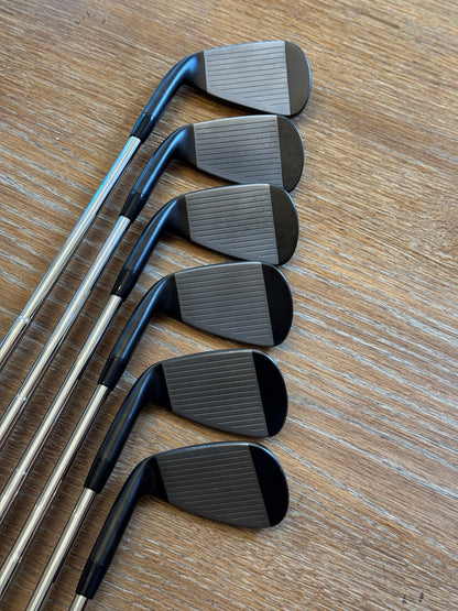 Mizuno JPX 925 Hot Metal Black Iron Set (6-GW) / Dynamic Gold MID S300 shafts (stiff)