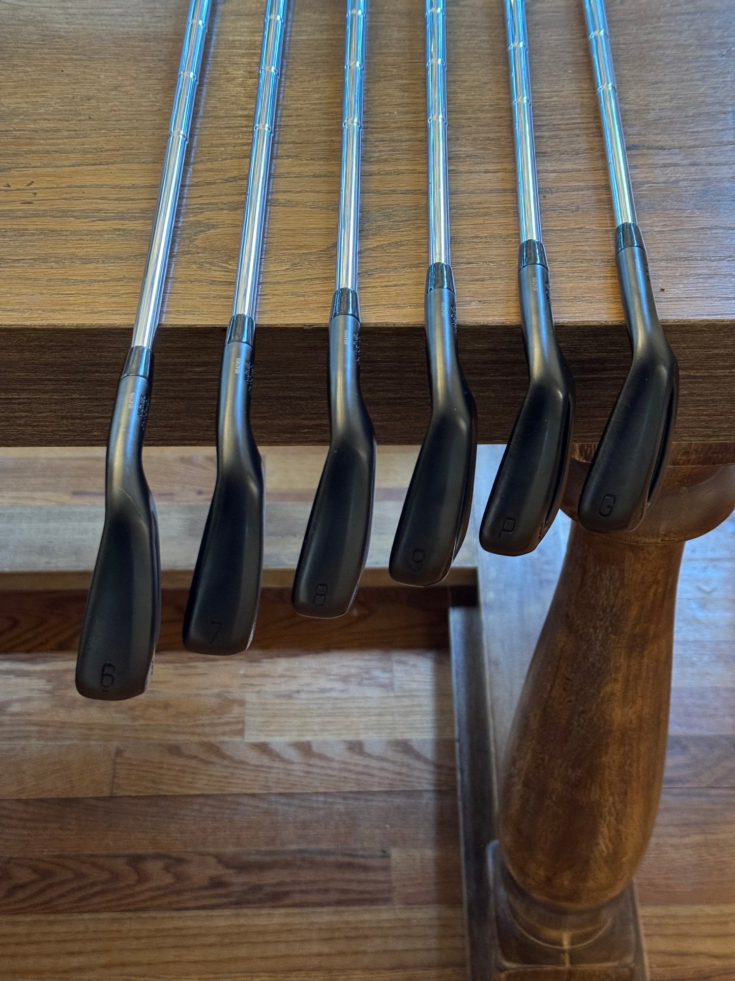 Mizuno JPX 925 Hot Metal Black Iron Set (6-GW) / Dynamic Gold MID S300 shafts (stiff)