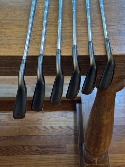Mizuno JPX 925 Hot Metal Black Iron Set (6-GW) / Dynamic Gold MID S300 shafts (stiff)