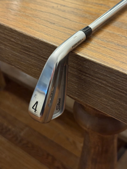 Titleist T100 ‘21 4-iron / AMT Tour White S300 shaft (stiff)