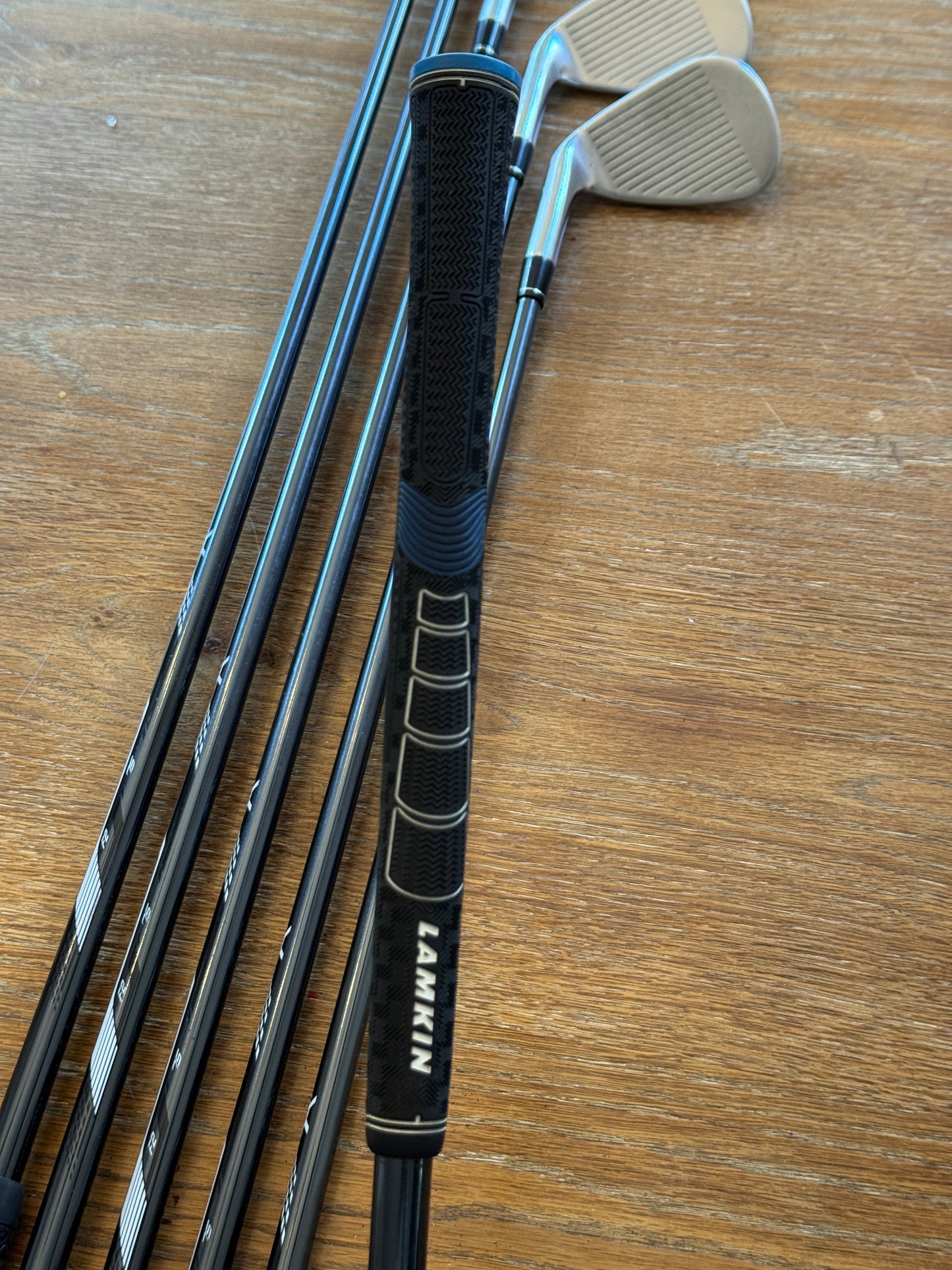 Callaway Apex 21 Iron Set (6-GW) / UST Mamiya Recoil Dart F2 75 shafts (senior)