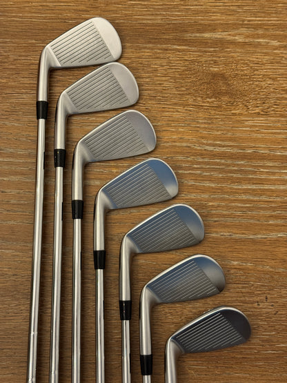 Mizuno JPX 923 Tour Iron Set (4-PW) / Dynamic Gold S300 shafts Stiff