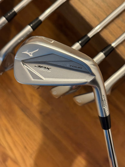 Mizuno JPX 923 Tour Iron Set (4-PW) / Dynamic Gold S300 shafts Stiff