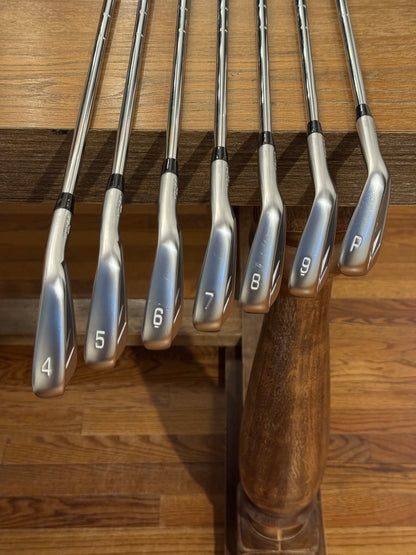 Mizuno JPX 923 Tour Iron Set (4-PW) / Dynamic Gold S300 shafts Stiff