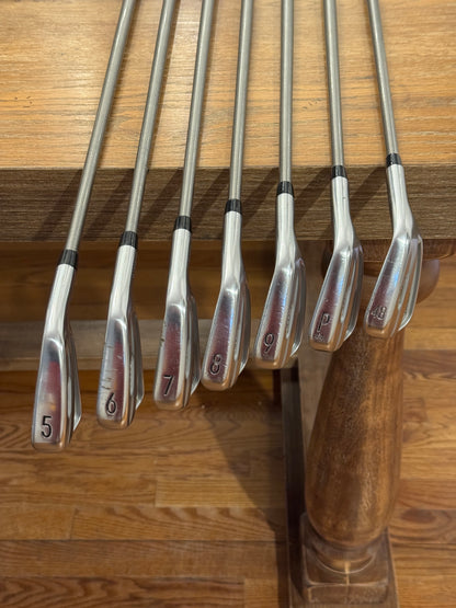 Titleist T100S Iron Set (5-GW) / Steelfiber i95 S shafts (stiff)