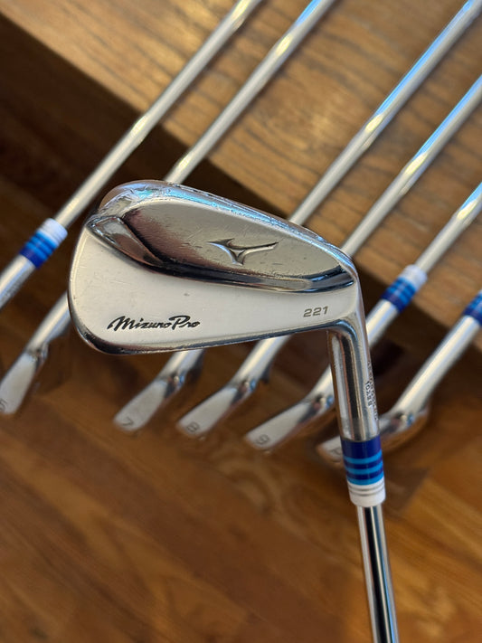 Mizuno Pro 221 Iron Set (4-PW) / Dynamic Gold S400 shafts (stiff)