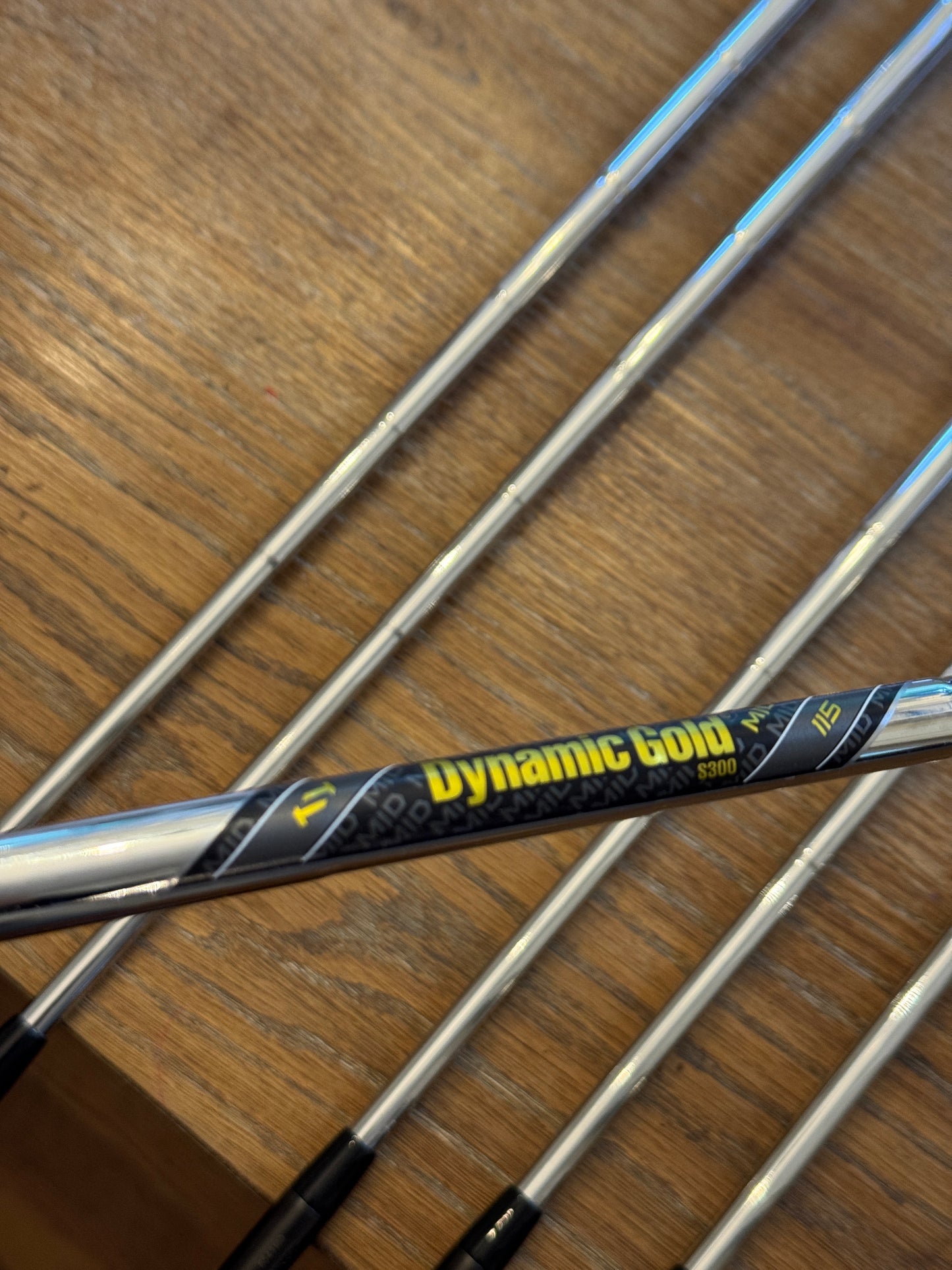 Mizuno JPX 925 Hot Metal Black Iron Set (6-GW) / Dynamic Gold MID S300 shafts (stiff)