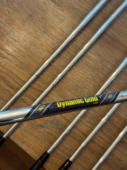 Mizuno JPX 925 Hot Metal Black Iron Set (6-GW) / Dynamic Gold MID S300 shafts (stiff)